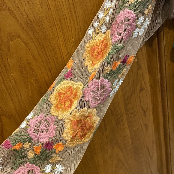 NWT  In Loom tee with mesh floral sleeves size small - Picture 3 of 7